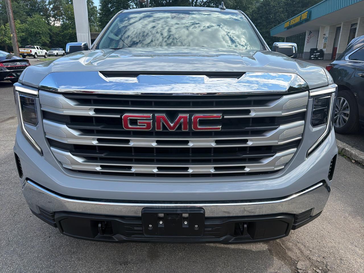 GMC Sierra 1500 4WD Crew Cab 147" SLE 2024