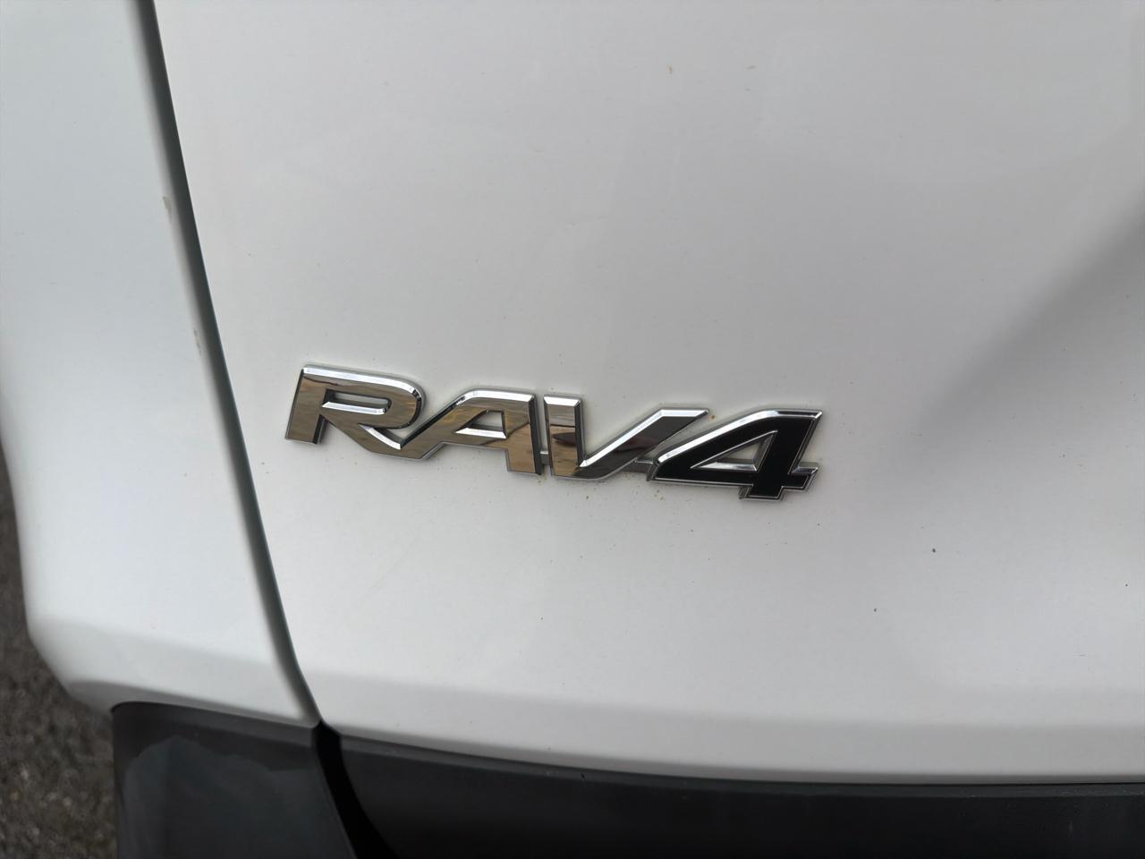 Toyota RAV4 LE AWD (Natl) 2019