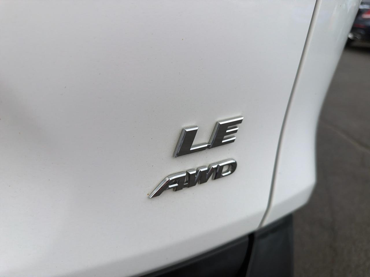 Toyota RAV4 LE AWD (Natl) 2019