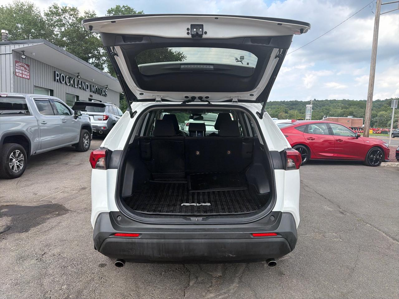 Toyota RAV4 LE AWD (Natl) 2019