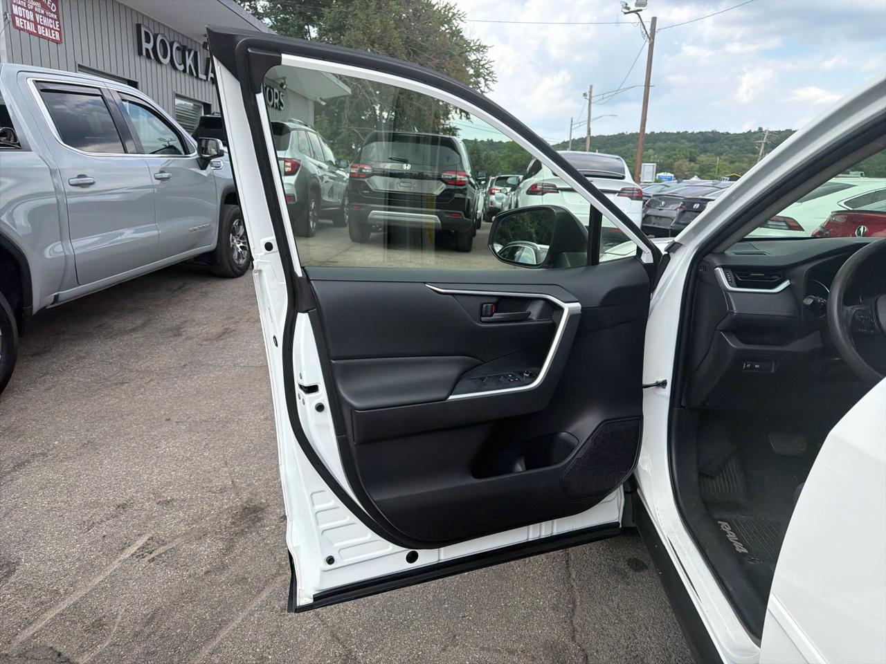 Toyota RAV4 LE AWD (Natl) 2019