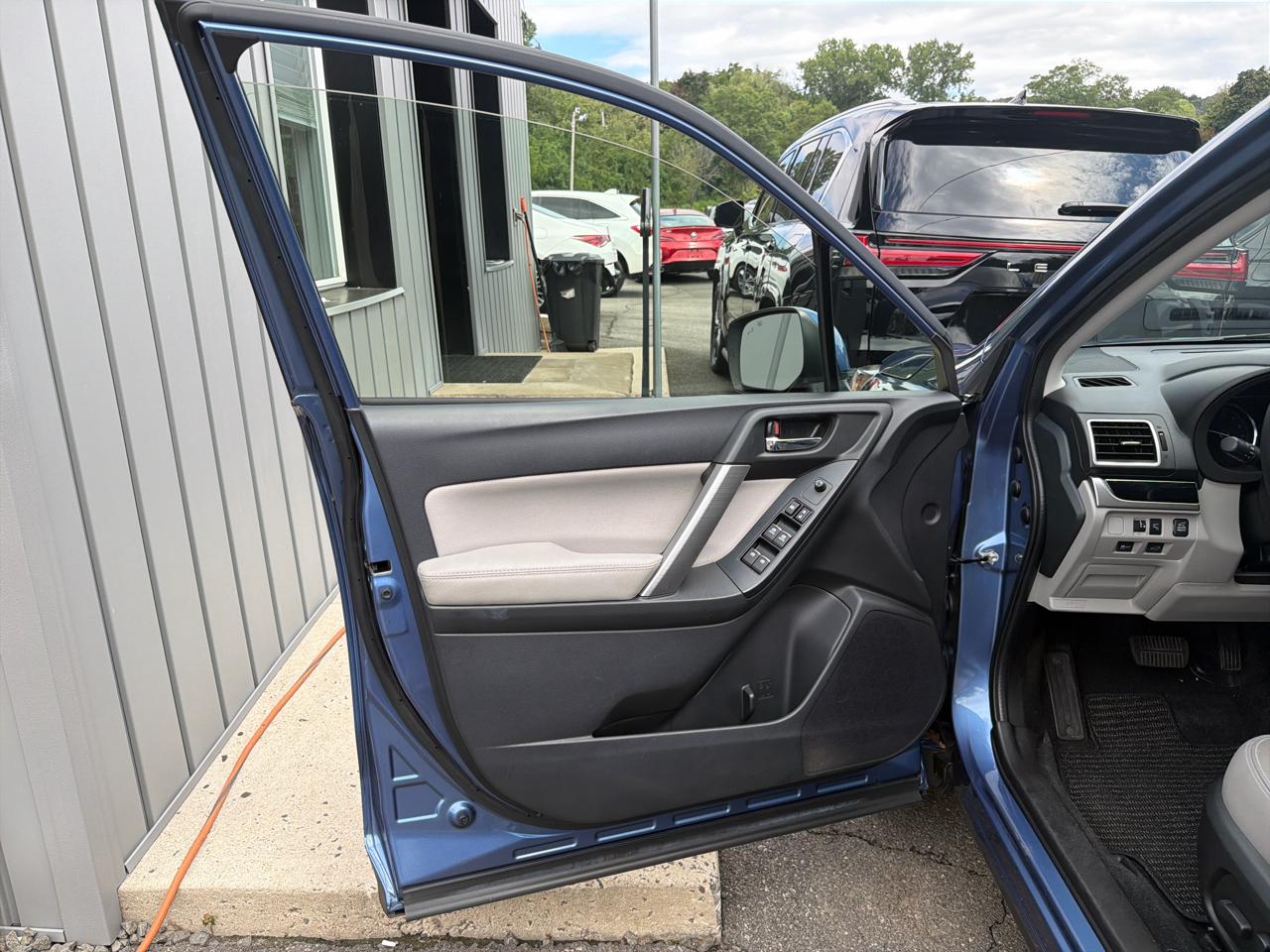 Subaru Forester 2.5i Limited CVT 2017