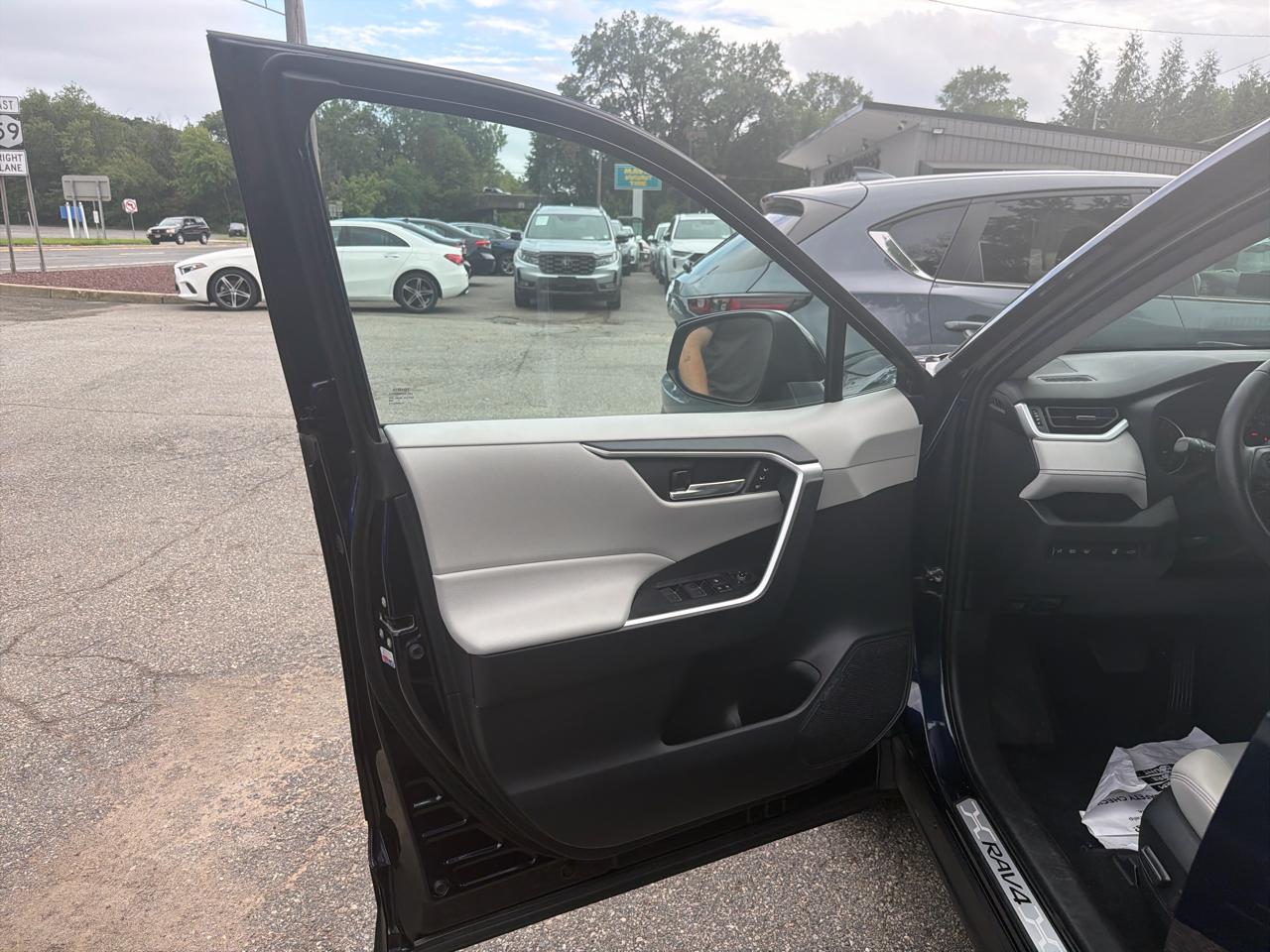 Toyota RAV4 XLE Premium AWD (Natl) 2022