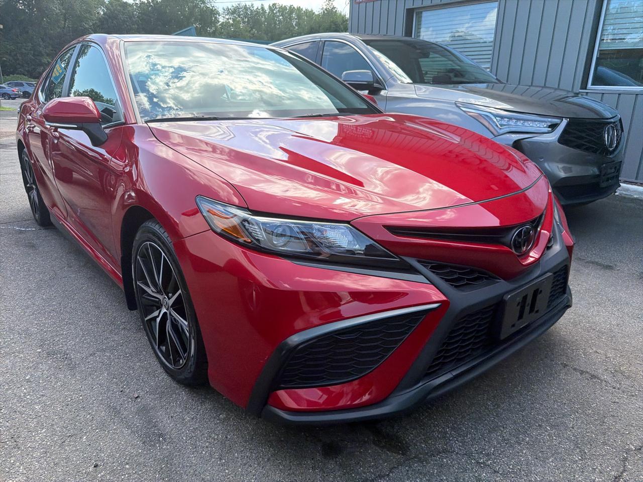Toyota Camry Hybrid SE Nightshade CVT (Natl) 2023