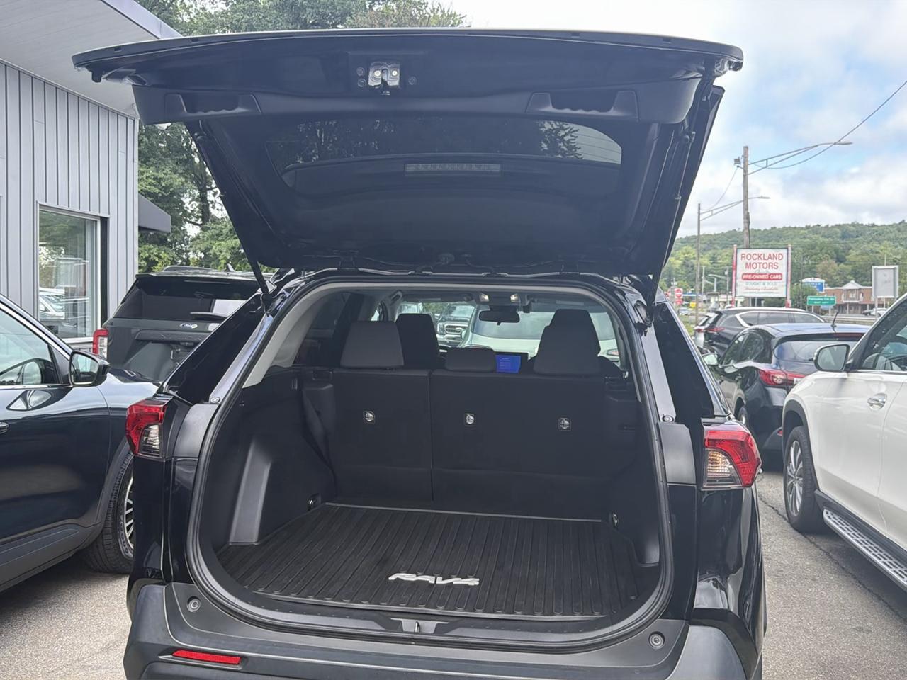 Toyota RAV4 Hybrid XLE AWD (Natl) 2023