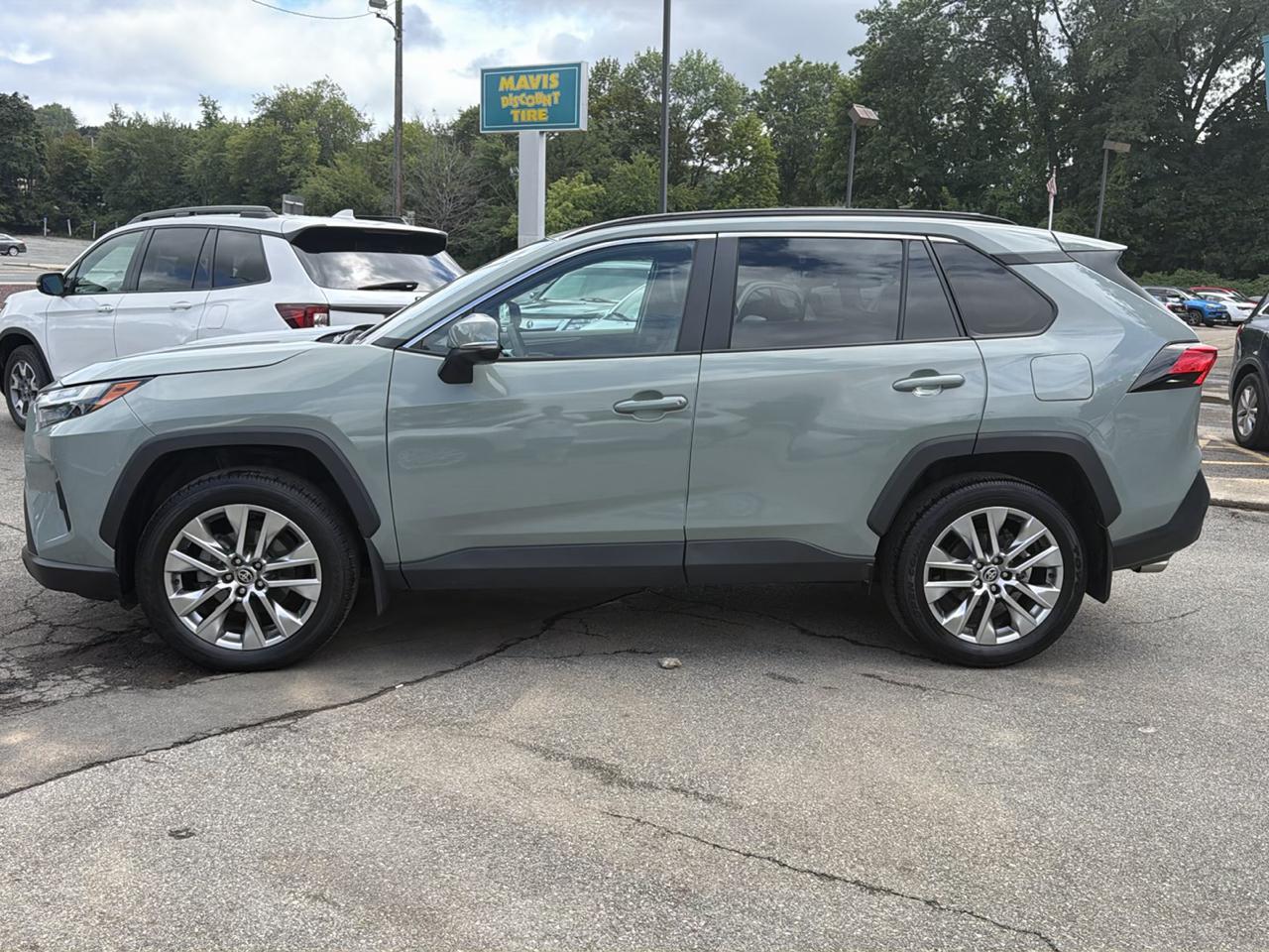 Toyota RAV4 XLE Premium AWD (Natl) 2023
