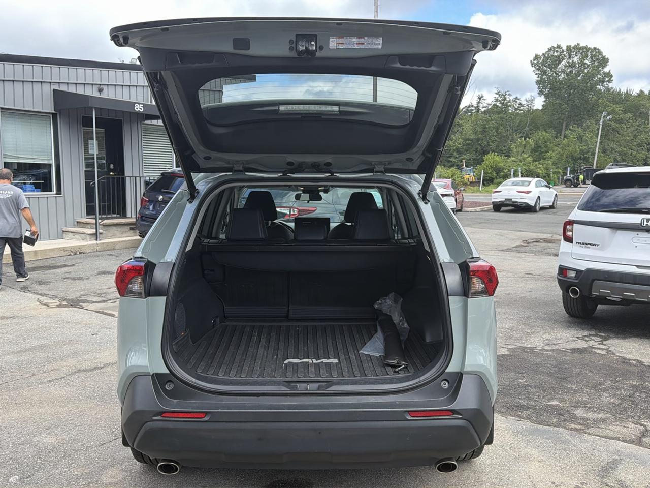 Toyota RAV4 XLE Premium AWD (Natl) 2023