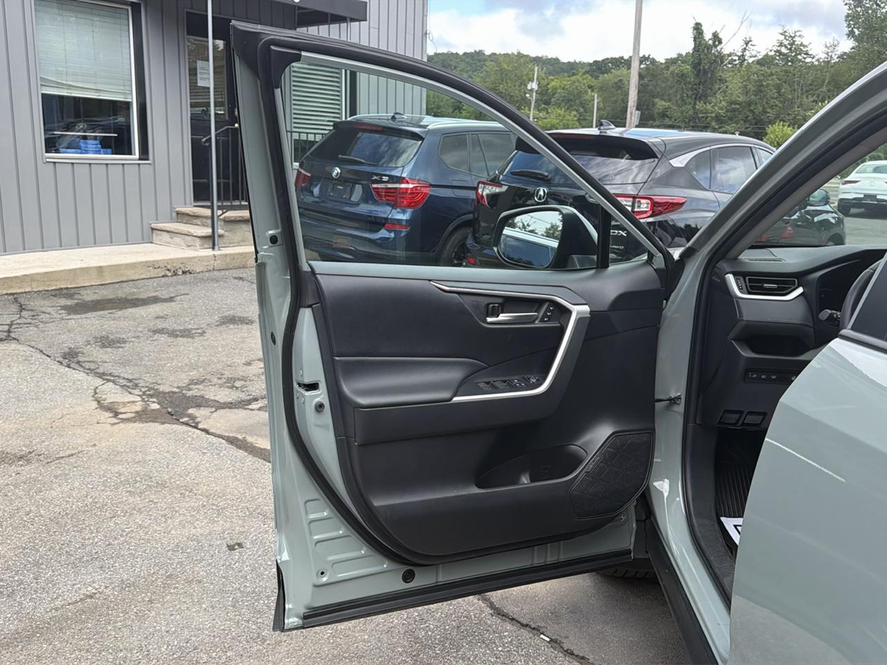 Toyota RAV4 XLE Premium AWD (Natl) 2023
