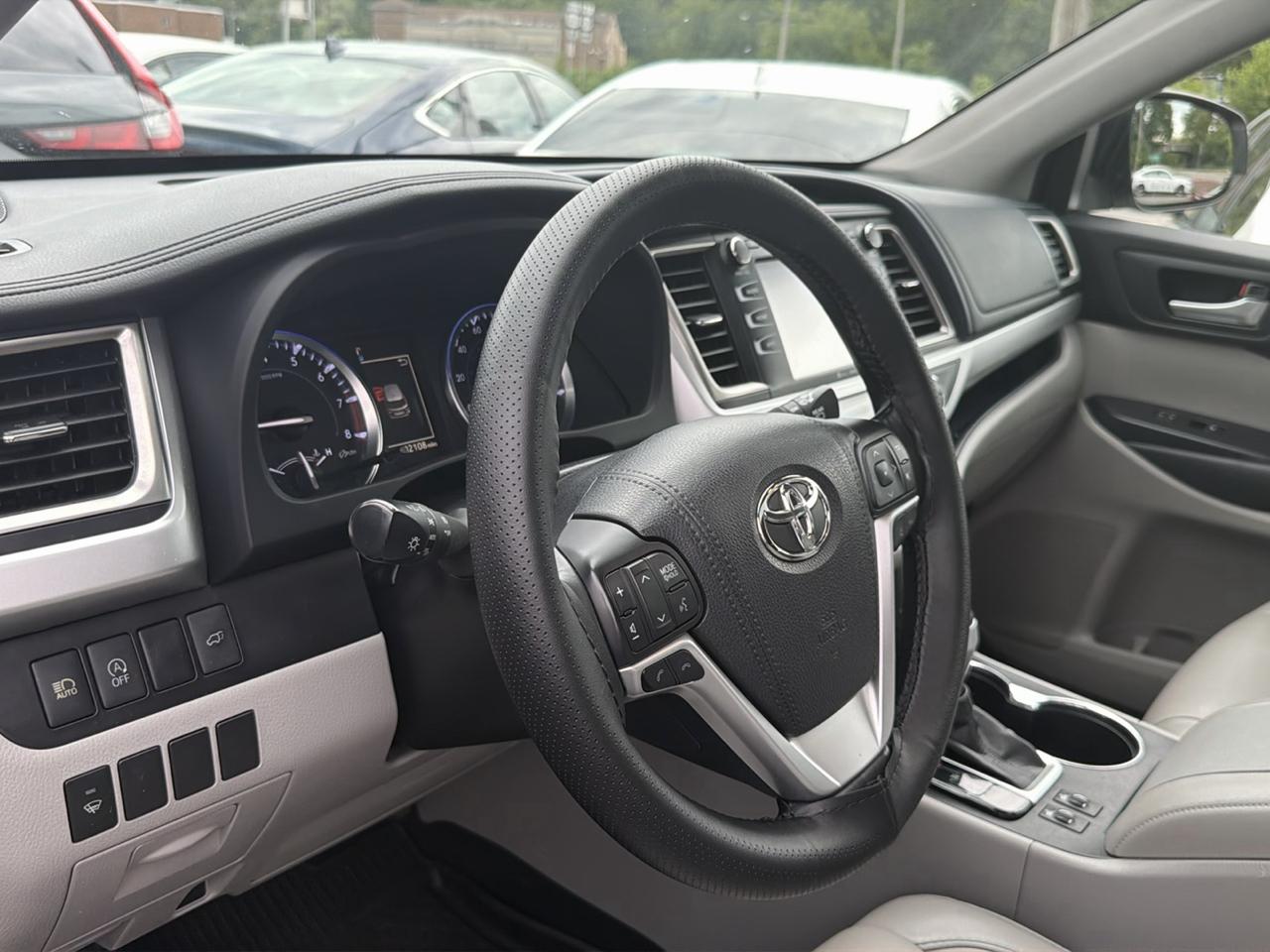 Toyota Highlander XLE V6 AWD (Natl) 2017