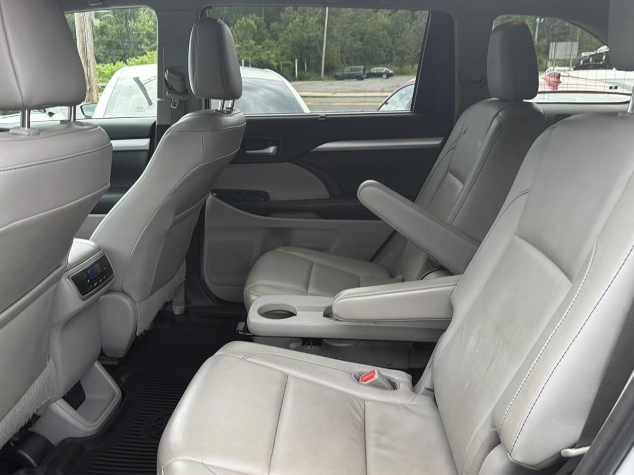 Toyota Highlander XLE V6 AWD (Natl) 2017
