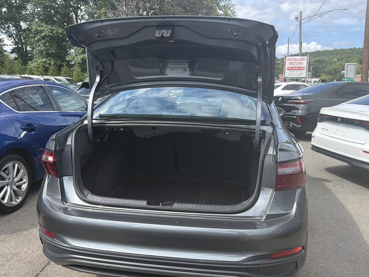 Volkswagen Jetta SE Auto 2022
