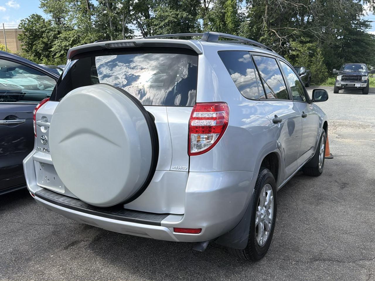 Toyota RAV4 4WD 4dr V6 5-Spd AT (Natl) 2010