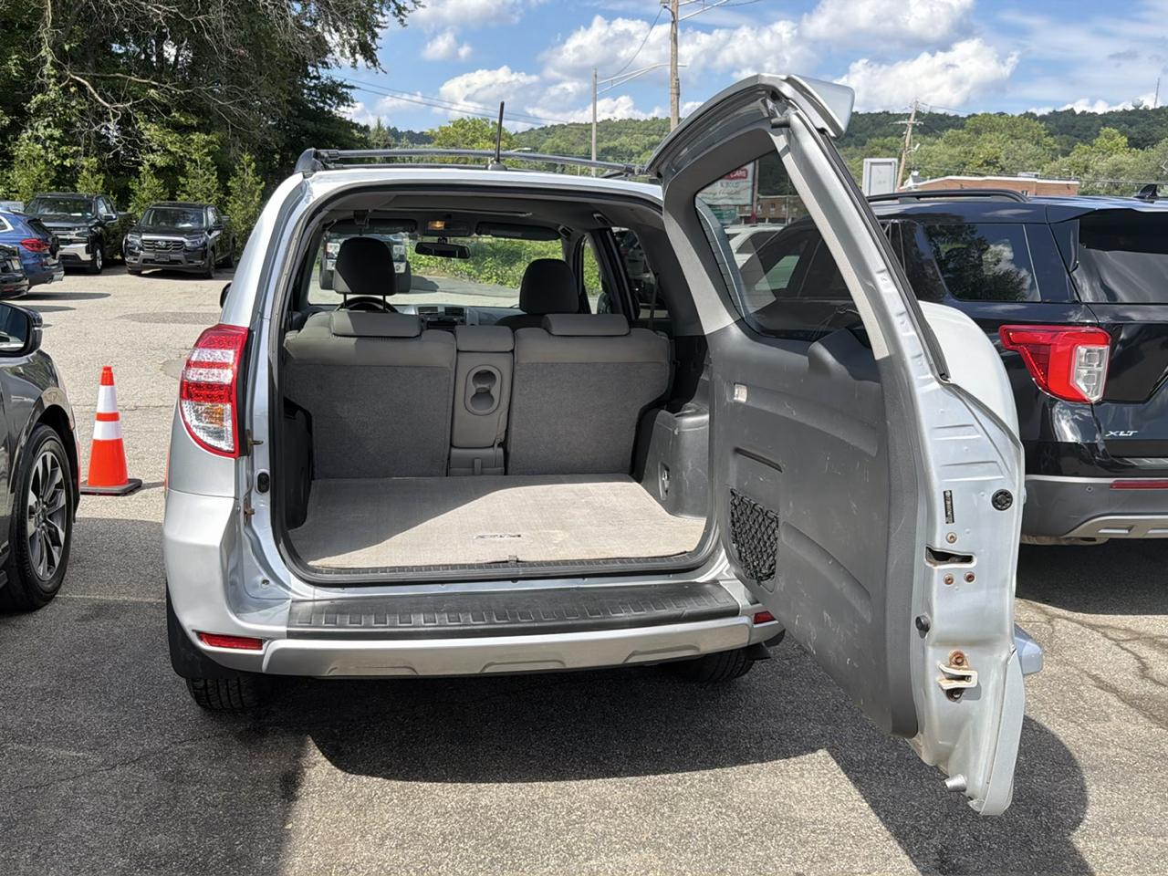 Toyota RAV4 4WD 4dr V6 5-Spd AT (Natl) 2010