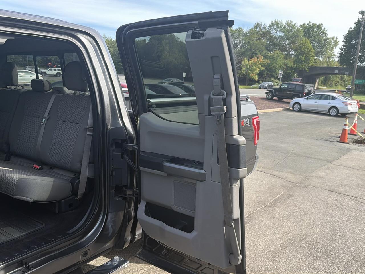 Ford F-150 4WD SuperCab 163" Lariat w/HD Payload Pkg 2015