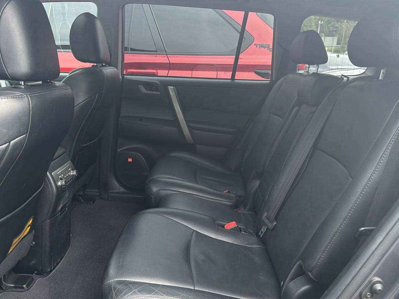 Toyota Highlander 4WD 4dr V6 Base (Natl) 2011