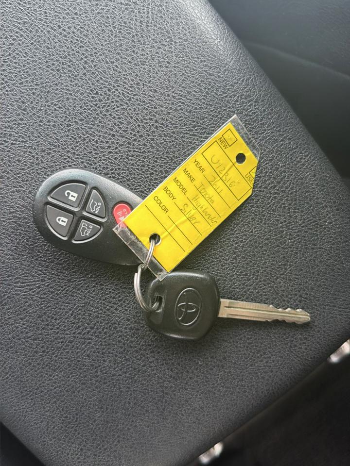 Toyota Highlander 4WD 4dr V6 Base (Natl) 2011
