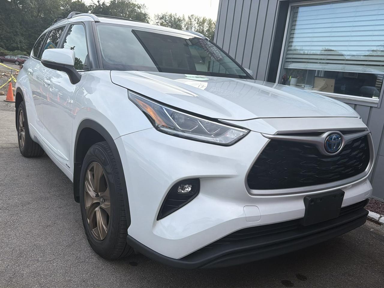 Toyota Highlander Hybrid Bronze Edition AWD (Natl) 2023