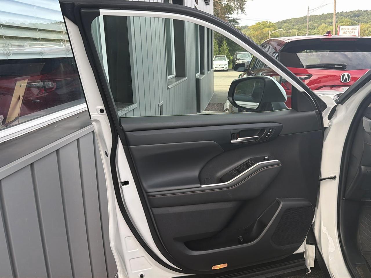 Toyota Highlander Hybrid Bronze Edition AWD (Natl) 2023