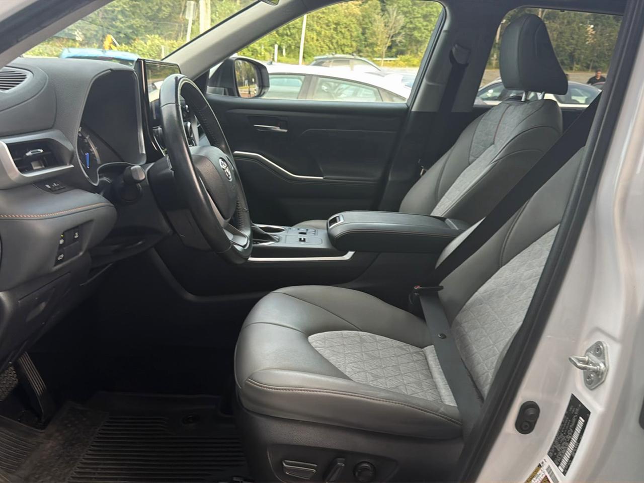 Toyota Highlander Hybrid Bronze Edition AWD (Natl) 2023