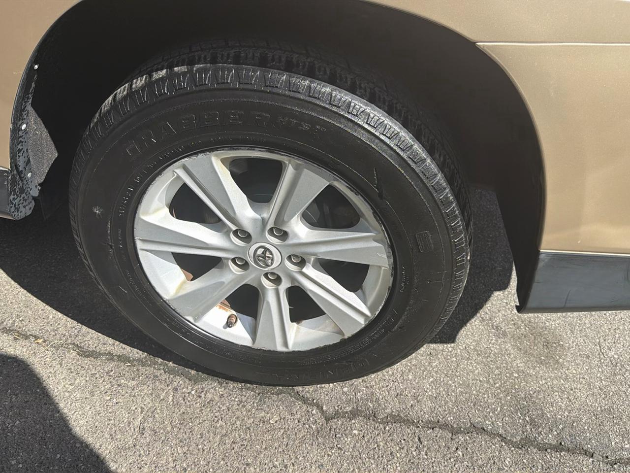 Toyota Highlander 4WD 4dr V6 (Natl) 2012