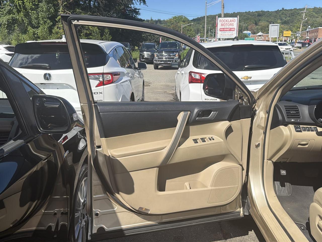 Toyota Highlander 4WD 4dr V6 (Natl) 2012