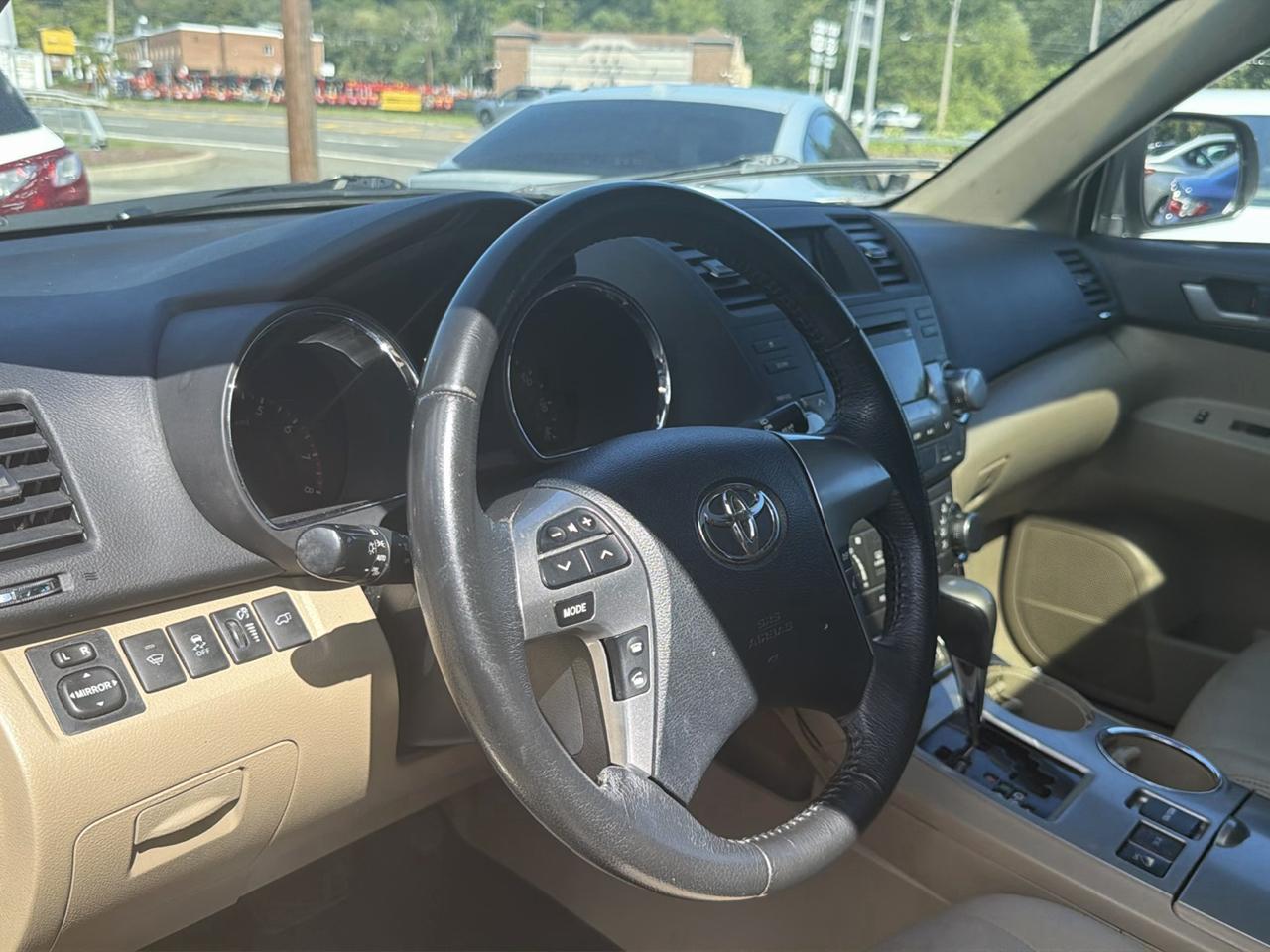 Toyota Highlander 4WD 4dr V6 (Natl) 2012
