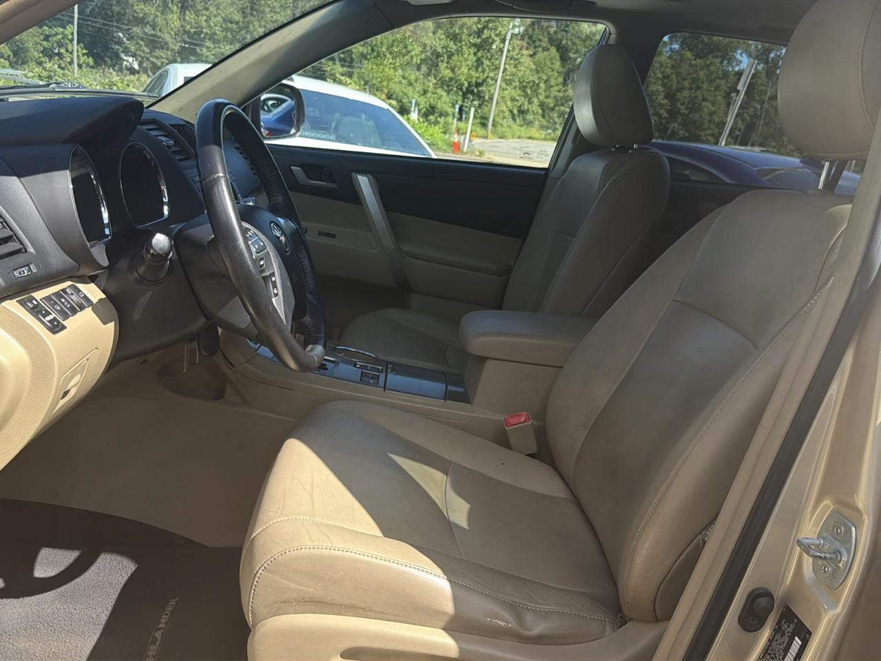 Toyota Highlander 4WD 4dr V6 (Natl) 2012