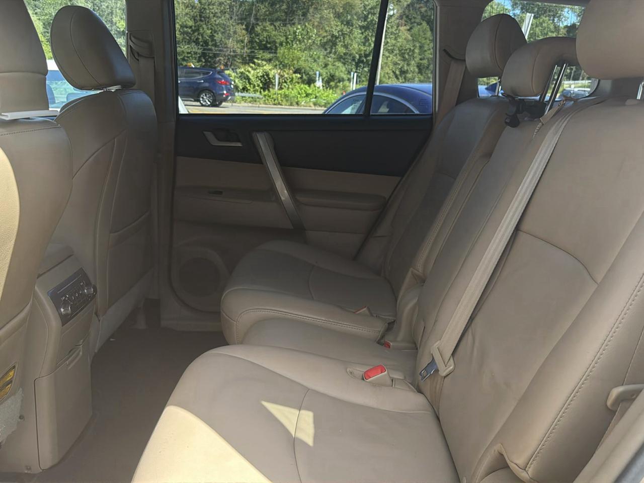 Toyota Highlander 4WD 4dr V6 (Natl) 2012