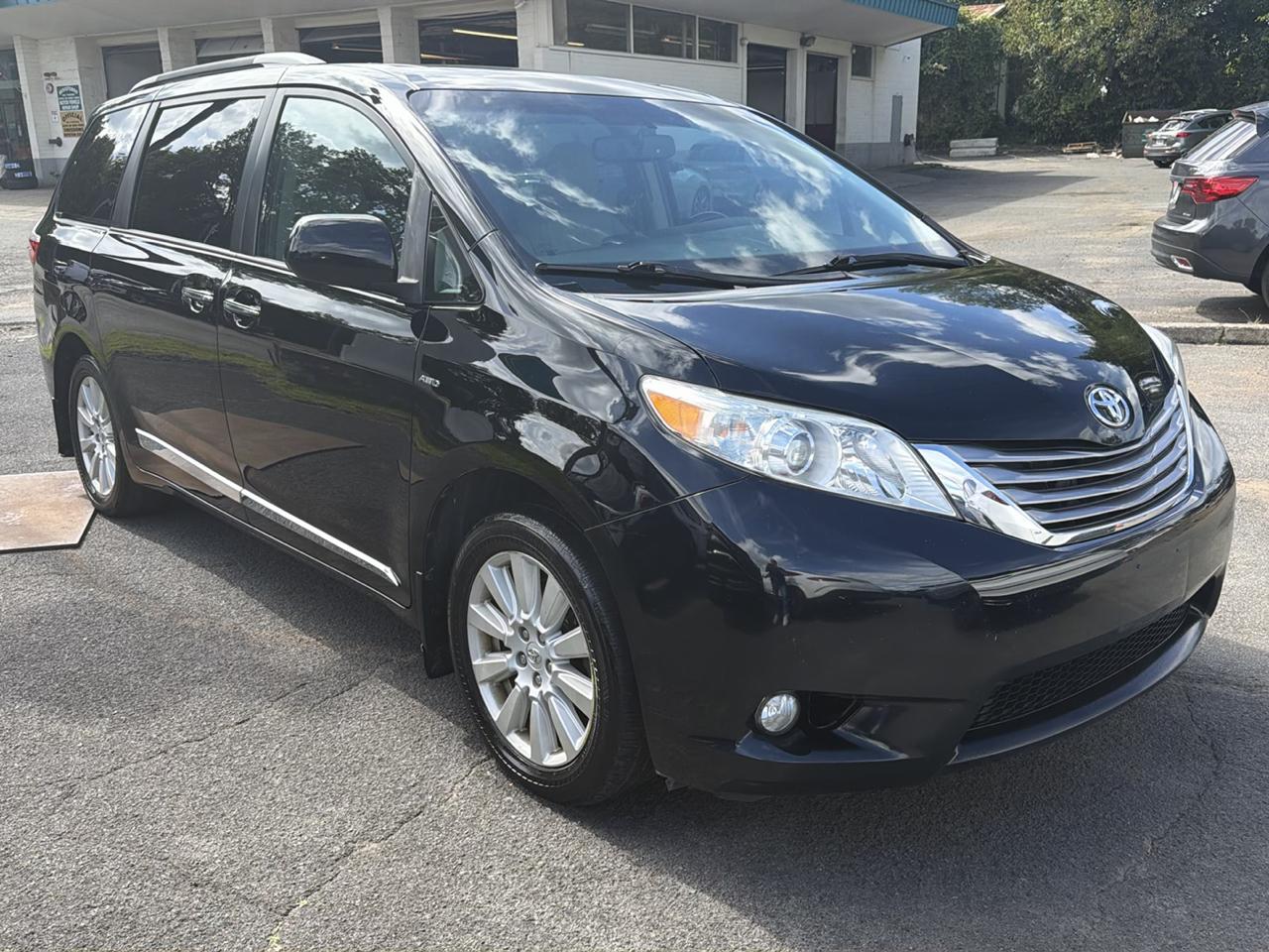 Toyota Sienna Limited Premium AWD 7-Passenger (Natl) 2017