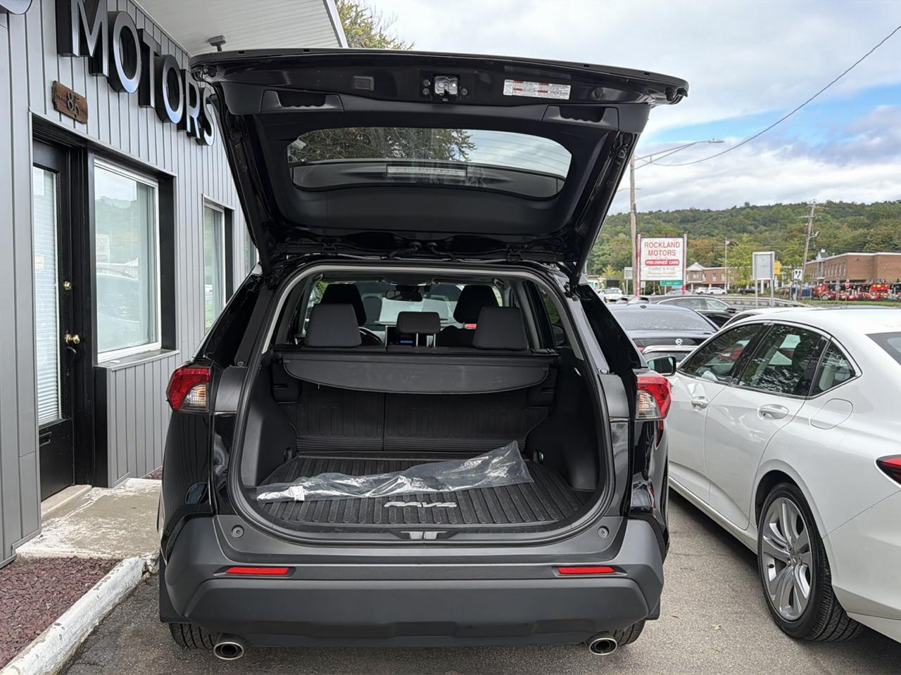 Toyota RAV4 XLE AWD (Natl) 2025