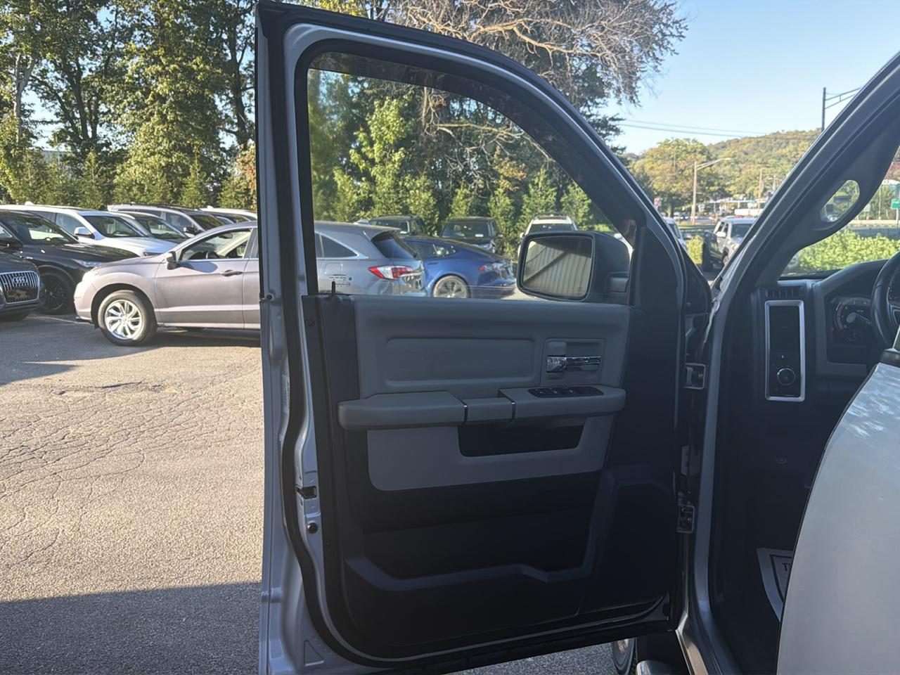 RAM 1500 4WD Quad Cab 140.5" Big Horn 2011