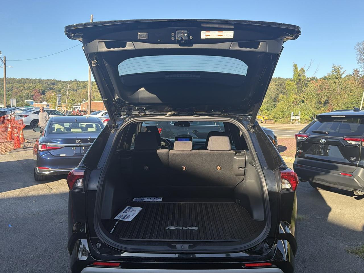 Toyota RAV4 Hybrid SE AWD (Natl) 2023