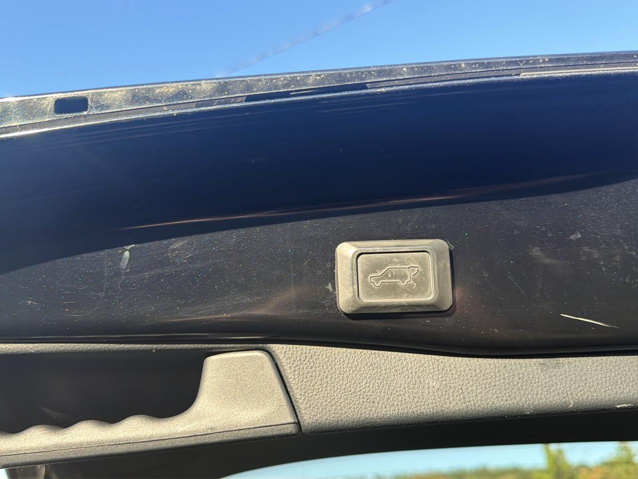 Toyota RAV4 Hybrid SE AWD (Natl) 2023