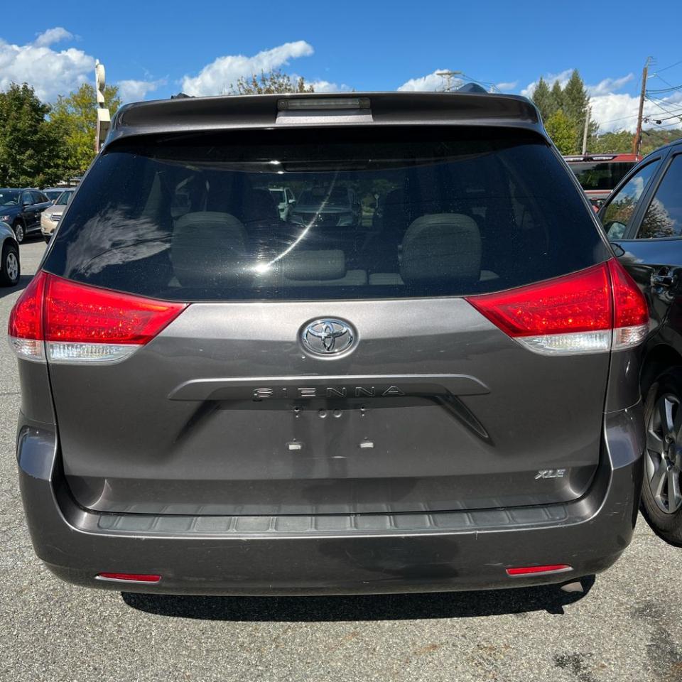 Toyota Sienna 5dr 7-Pass Van V6 XLE AAS FWD (Natl) 2014