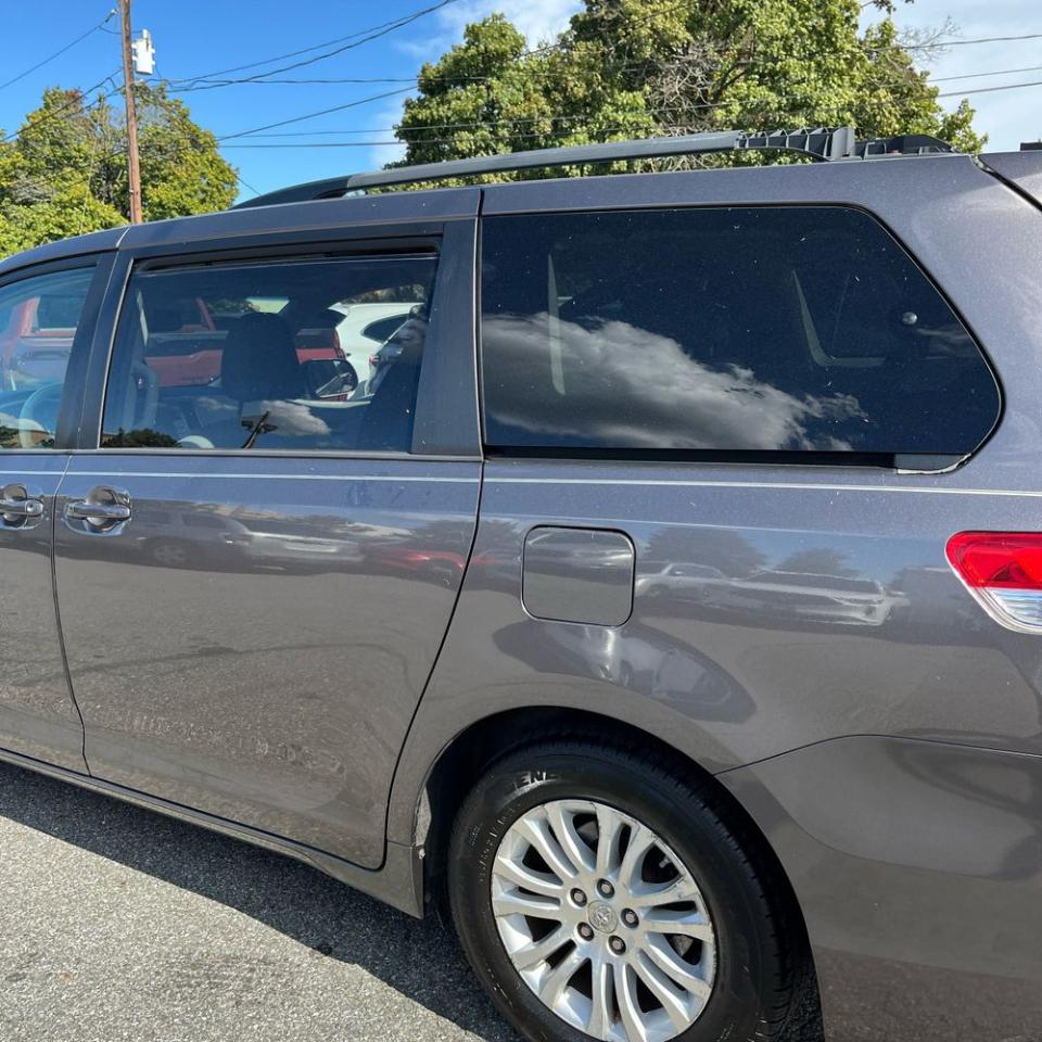 Toyota Sienna 5dr 7-Pass Van V6 XLE AAS FWD (Natl) 2014