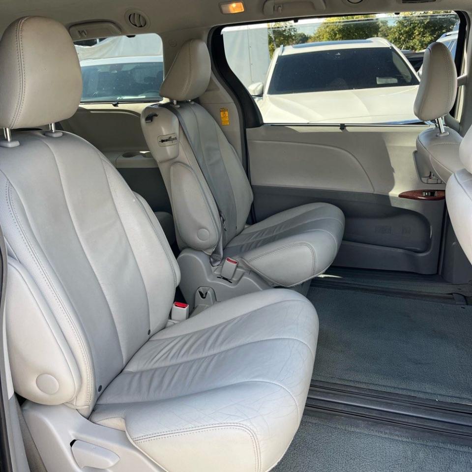 Toyota Sienna 5dr 7-Pass Van V6 XLE AAS FWD (Natl) 2014