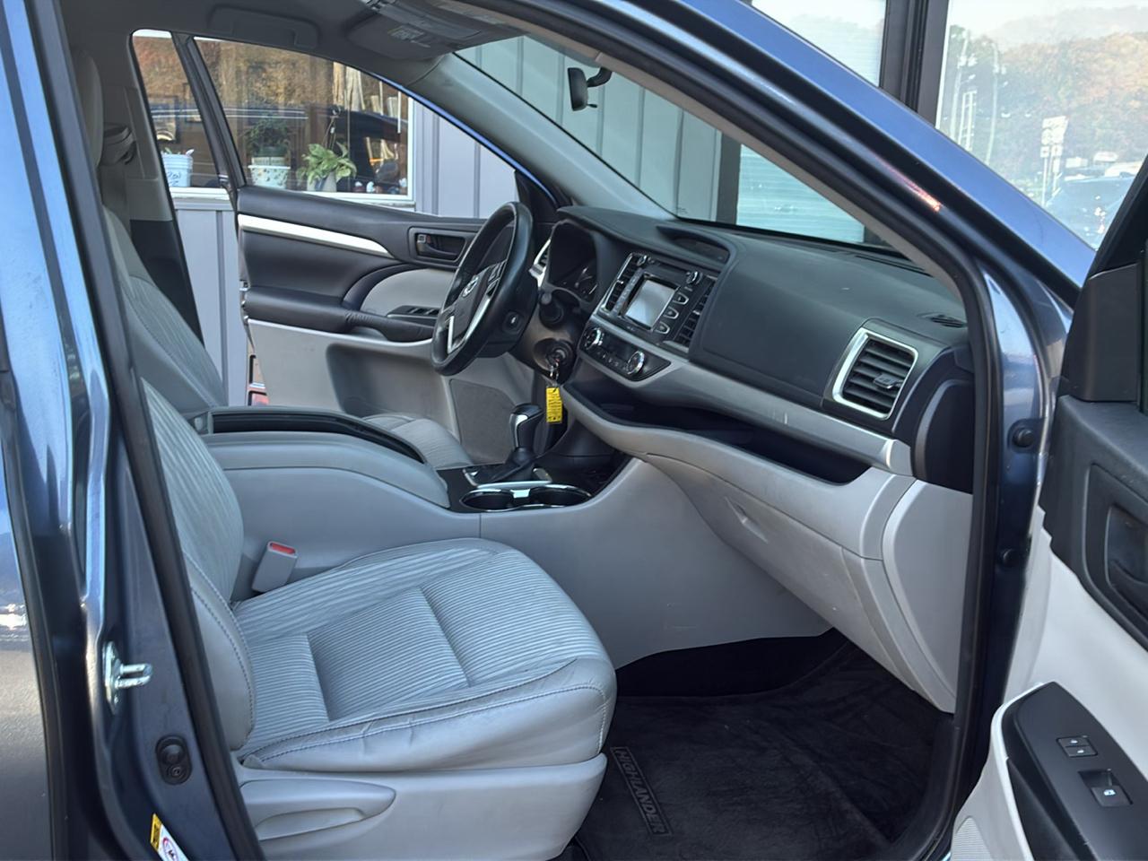 Toyota Highlander AWD 4dr V6 LE (Natl) 2015
