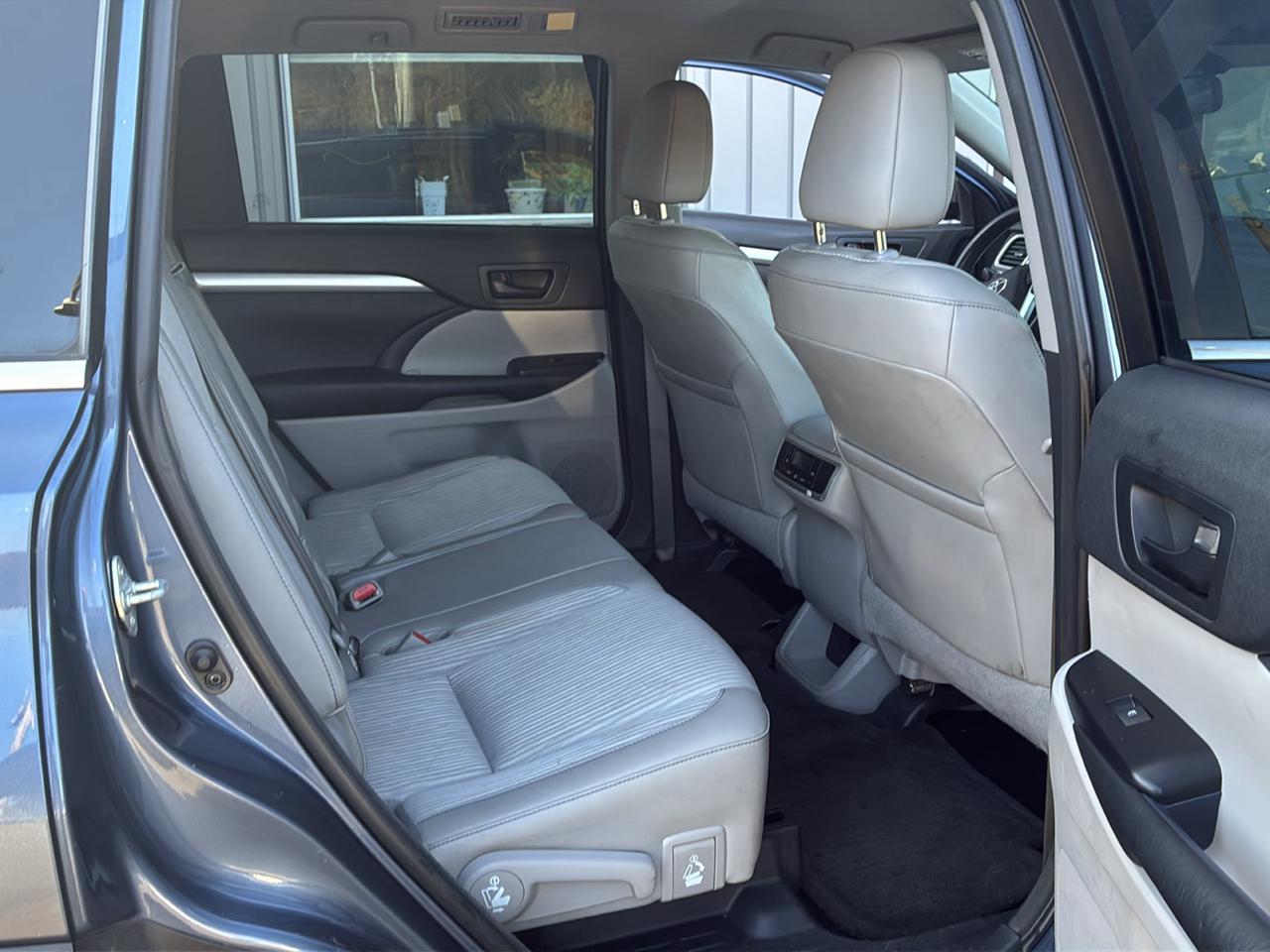 Toyota Highlander AWD 4dr V6 LE (Natl) 2015