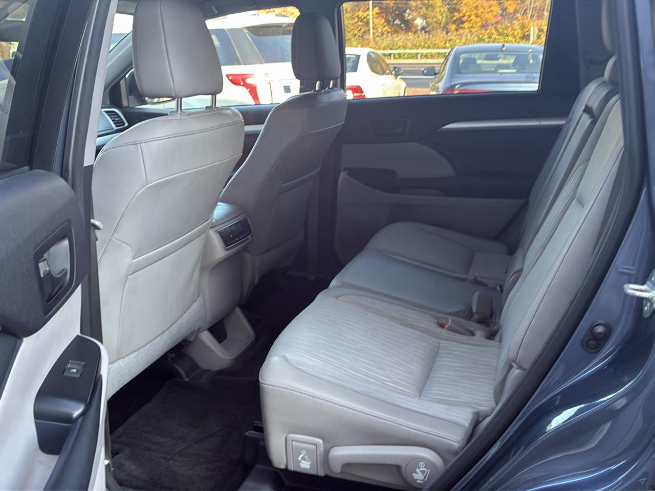 Toyota Highlander AWD 4dr V6 LE (Natl) 2015