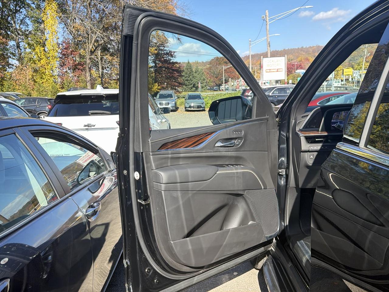 Cadillac Escalade ESV 4WD 4dr Premium Luxury 2023