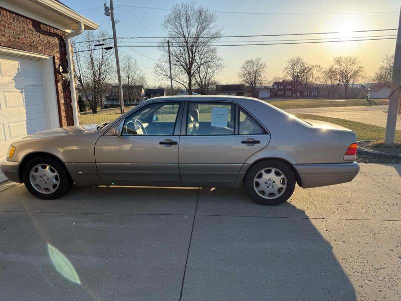 Mercedes-Benz S-Class S320 sedan 1995