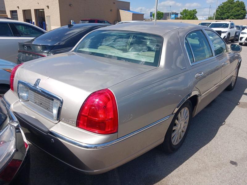 Lincoln Town Car Signature 2003