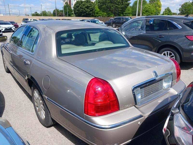 Lincoln Town Car Signature 2003