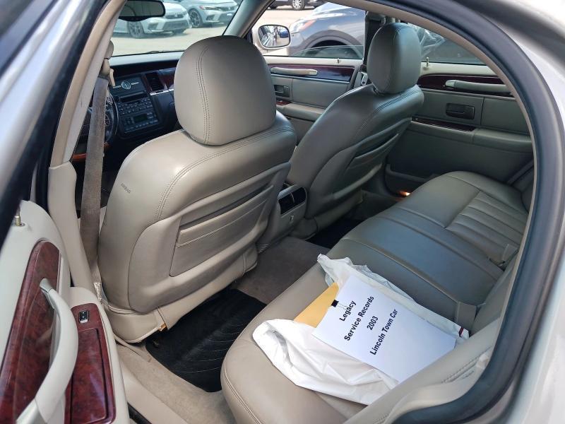 Lincoln Town Car Signature 2003