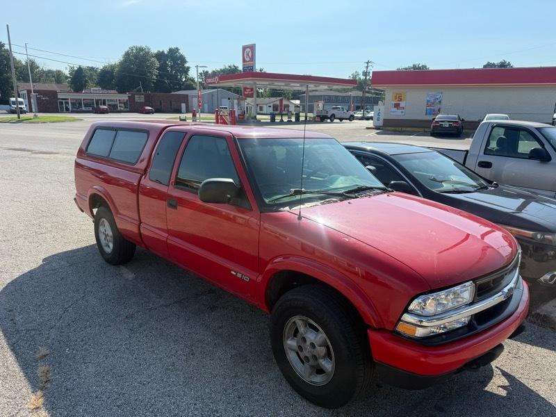 Chevrolet S10 Pickup Ext Cab 123" WB 4WD LS 2002