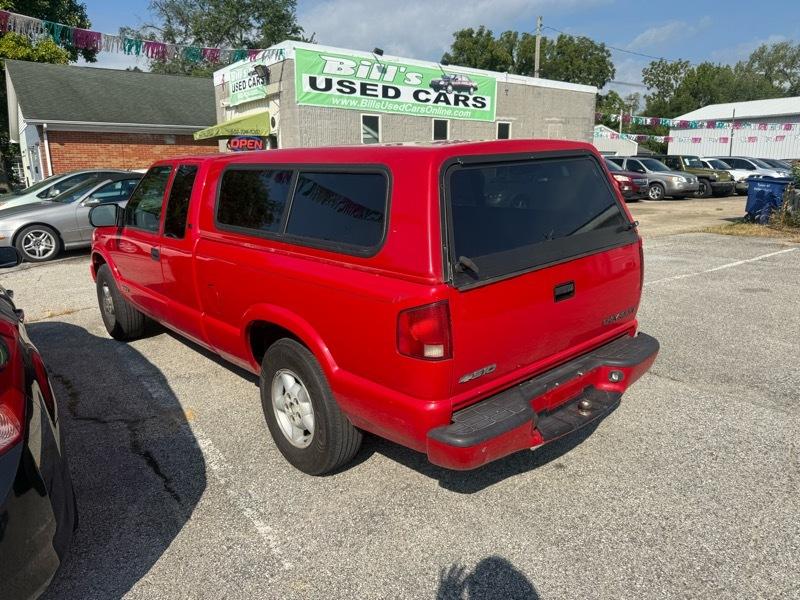 Chevrolet S10 Pickup Ext Cab 123" WB 4WD LS 2002