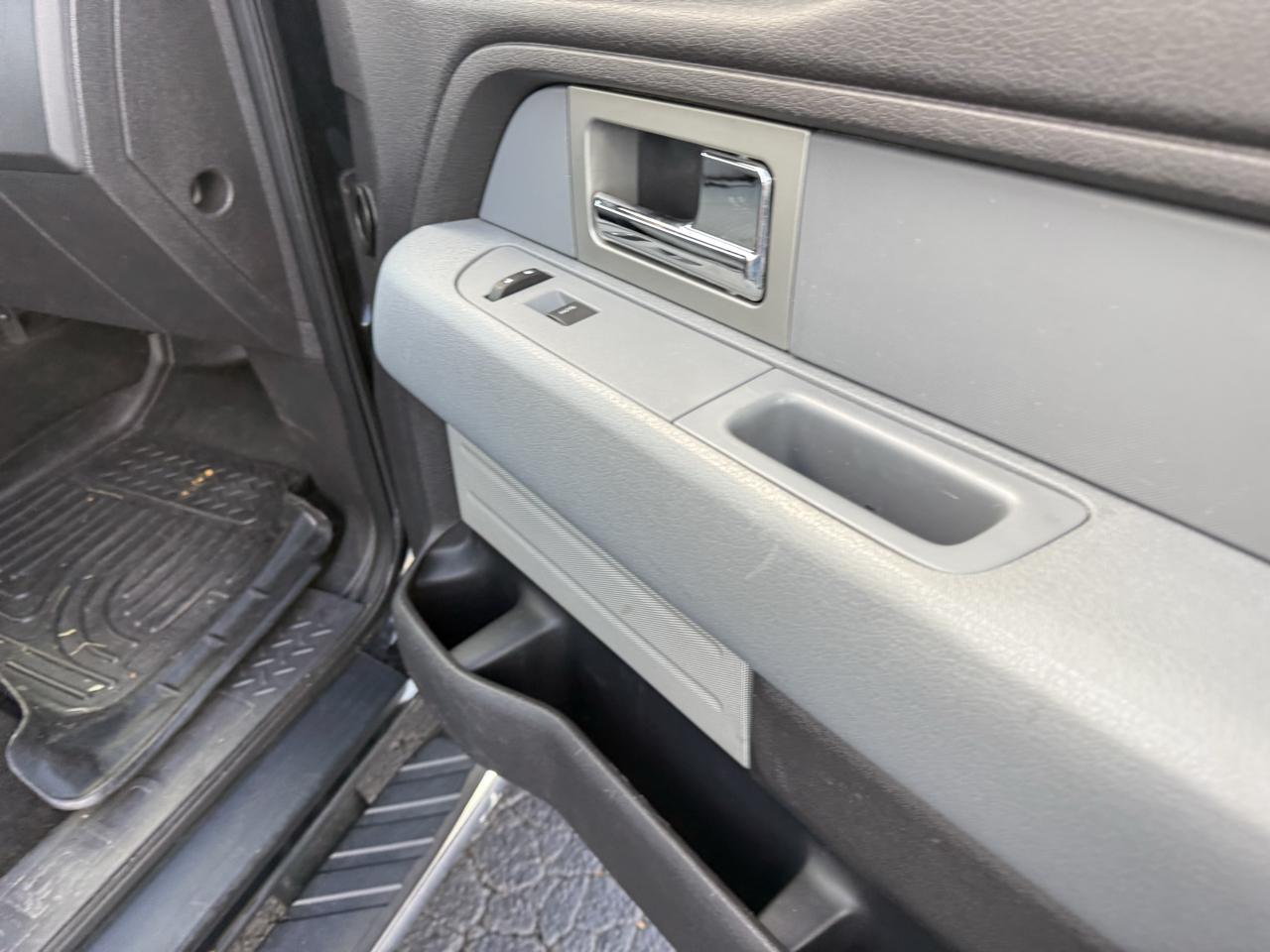 Ford F-150 4WD SuperCrew 145" Platinum 2011
