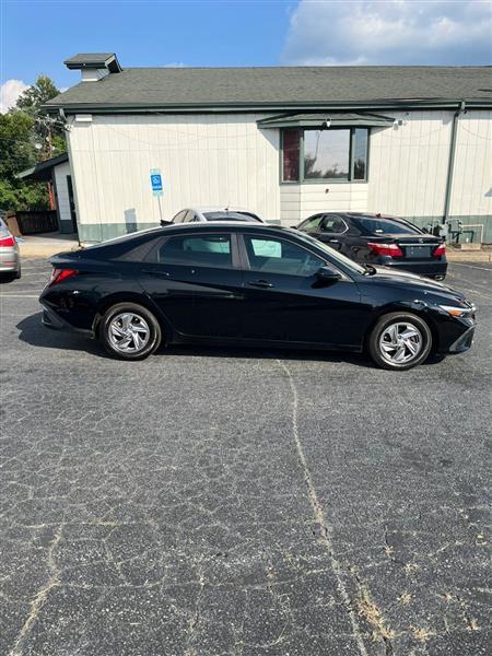 Hyundai Elantra SE 2025