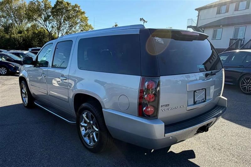 GMC Yukon Denali XL 2WD 2011