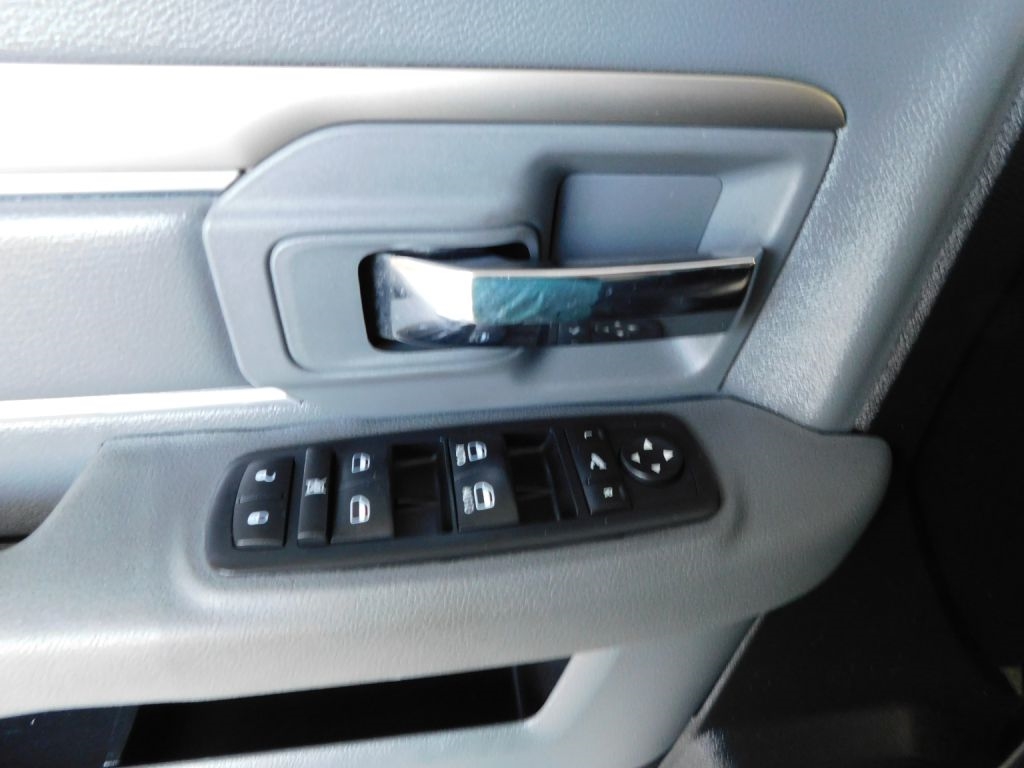 RAM 1500 SLT Crew Cab SWB 4WD 2016